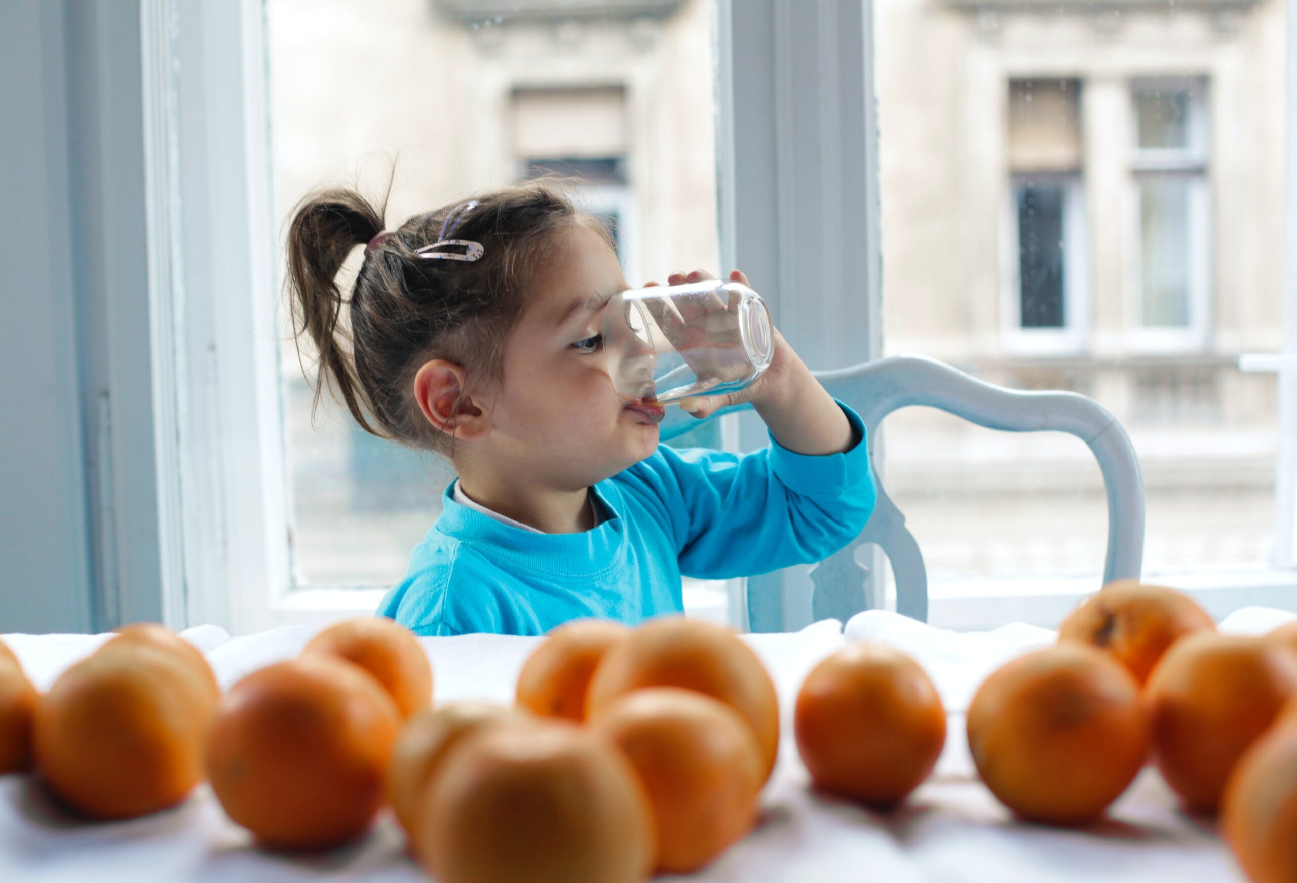 je kind uit beker leren drinken